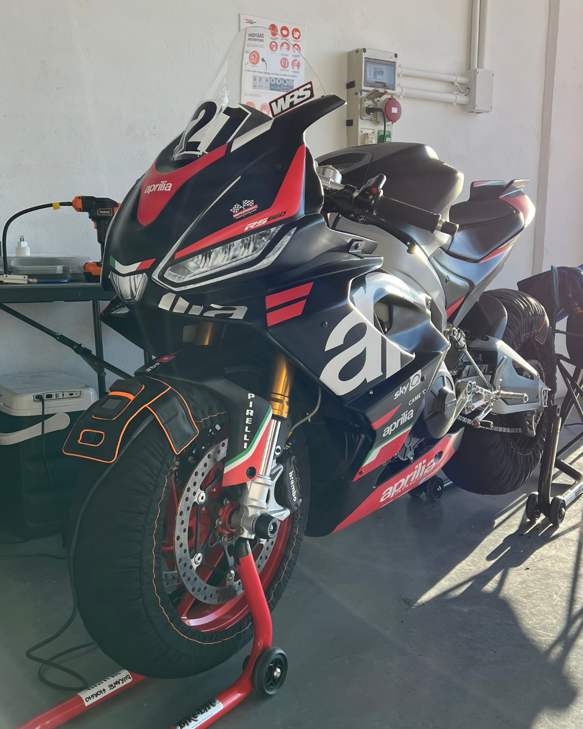 Aprilia RS660 Trofeo nei box fianco sinistro con termocoperte