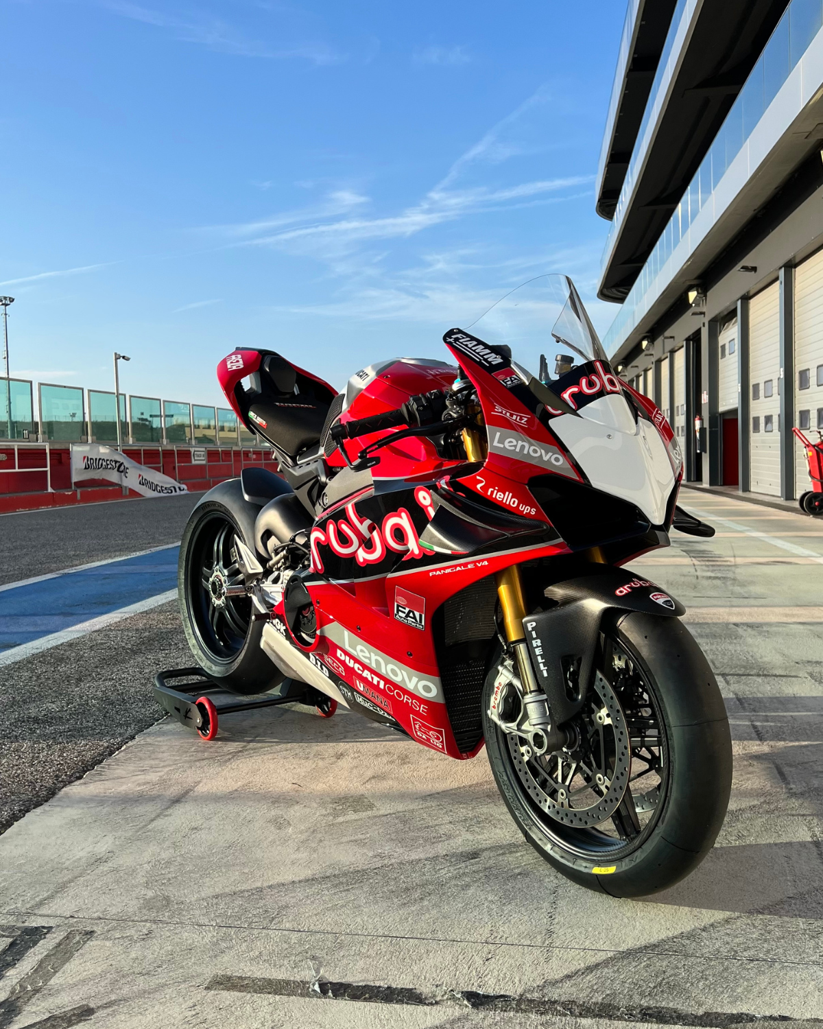 Ducati V4S P con carene Superbike Aruba foto del muso nei box Mugello Circuit