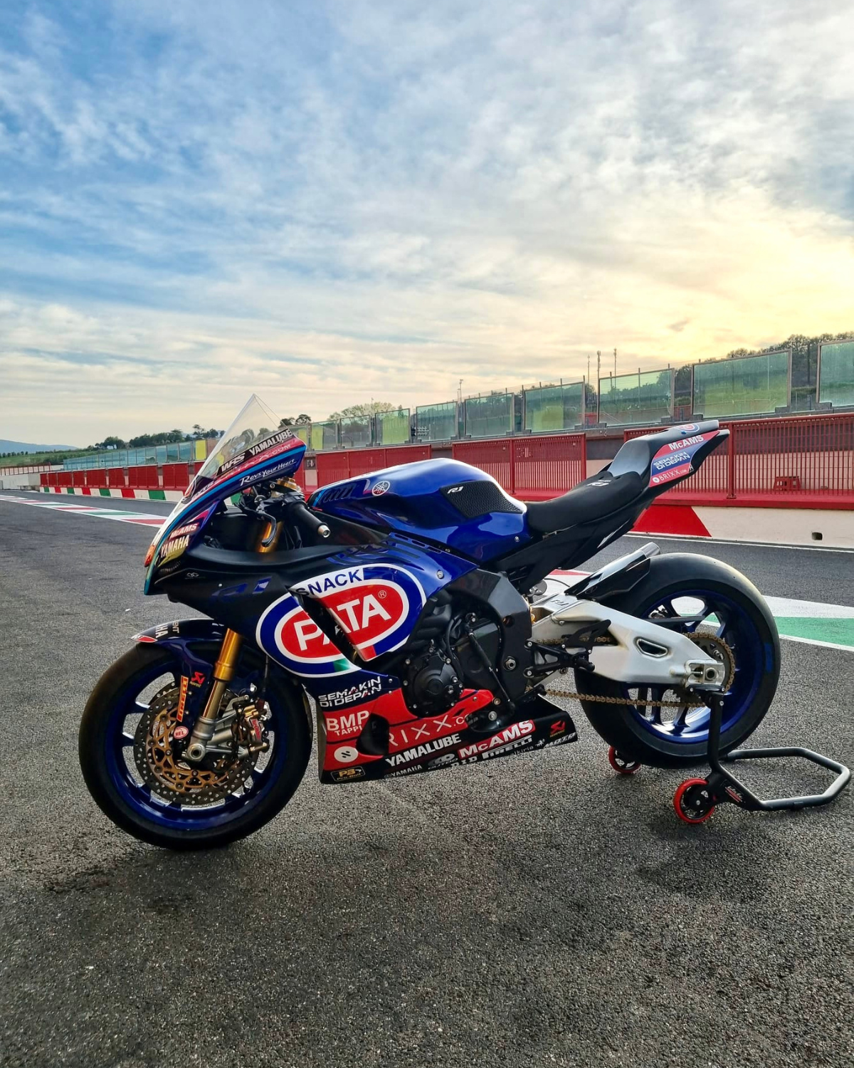 Foto del fianco sinistro Yamaha R1M al Mugello Circuit