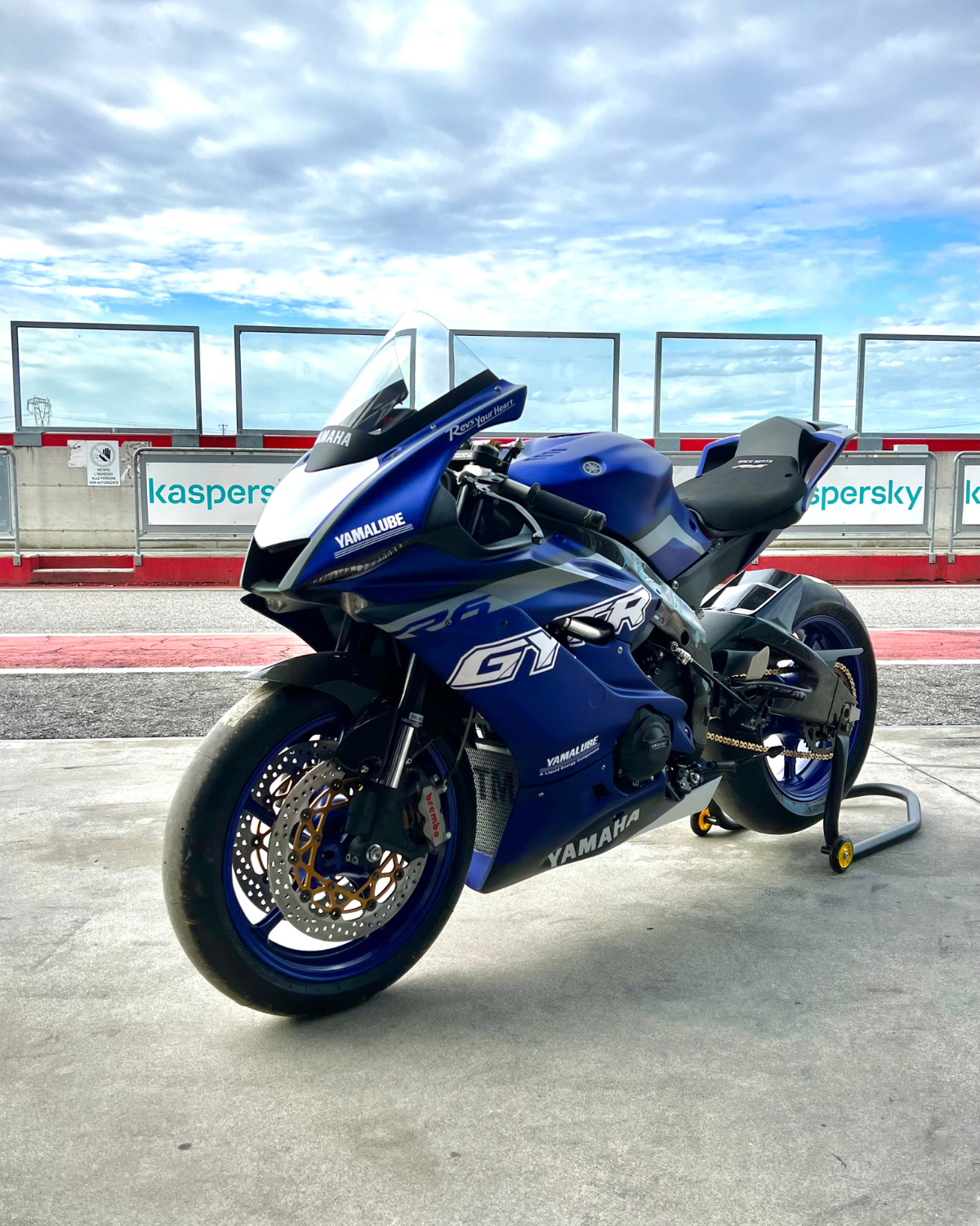 Yamaha R6 GYTR foto del lato sinistro a cremona circuit