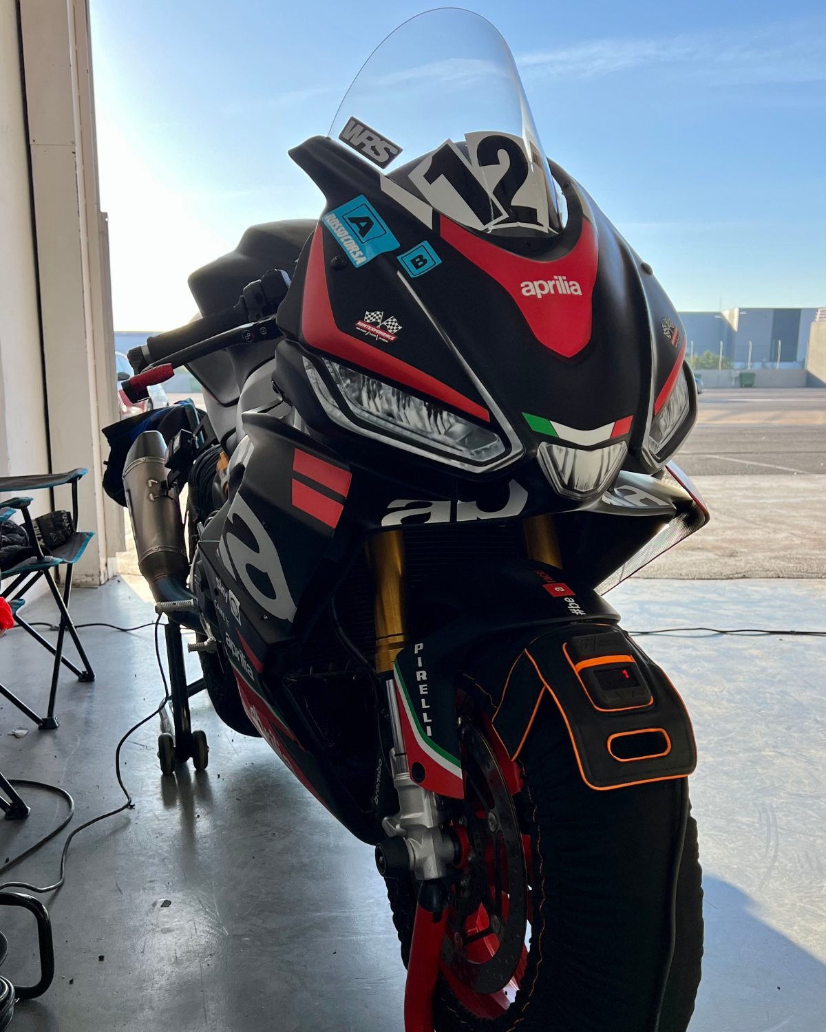 Aprilia RS660 Trofeo nei box con termocoperte Thermal Technology