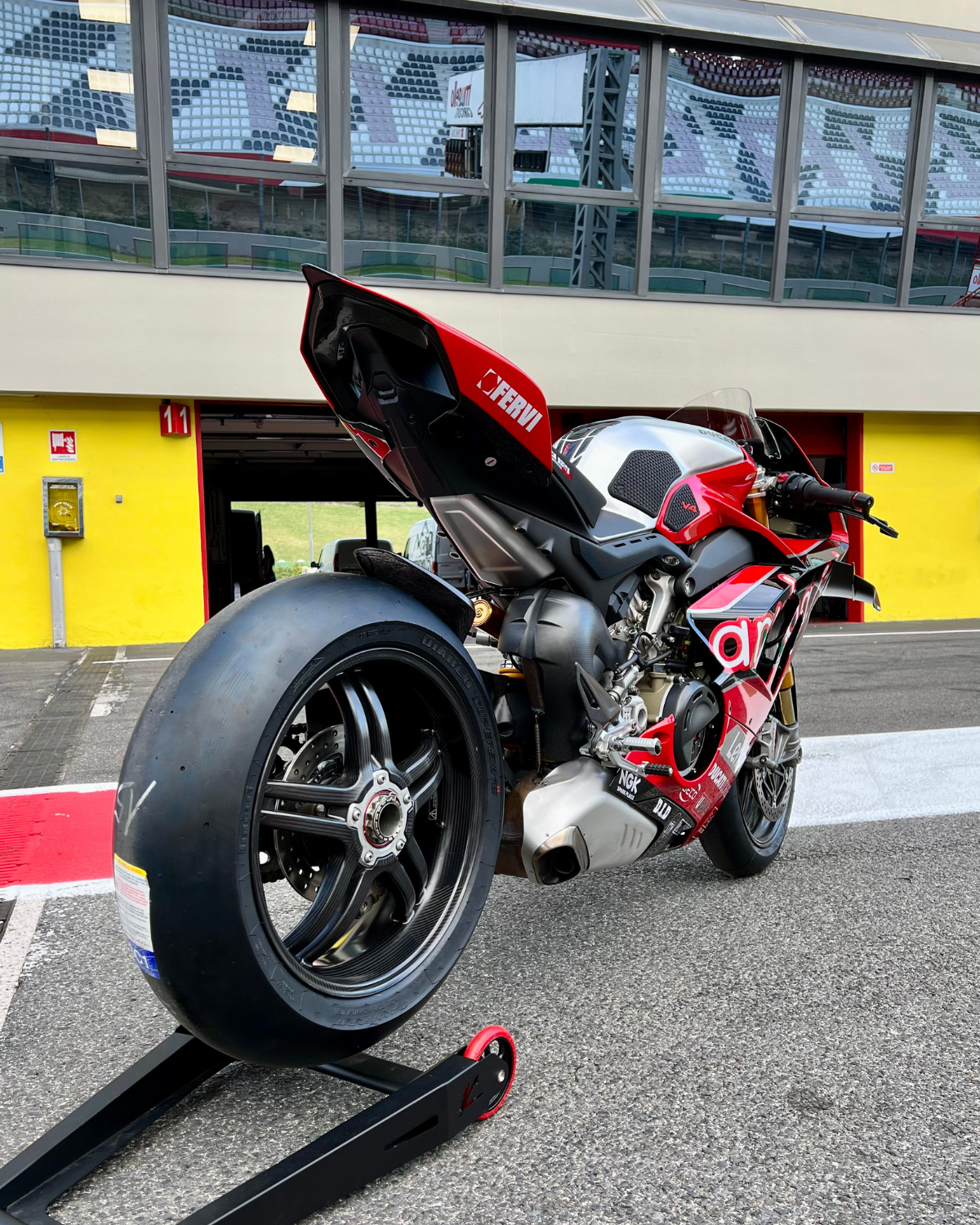 Ducati V4S P foto con gomma slick nuova della parte posteriore ai box del Mugello Circuit