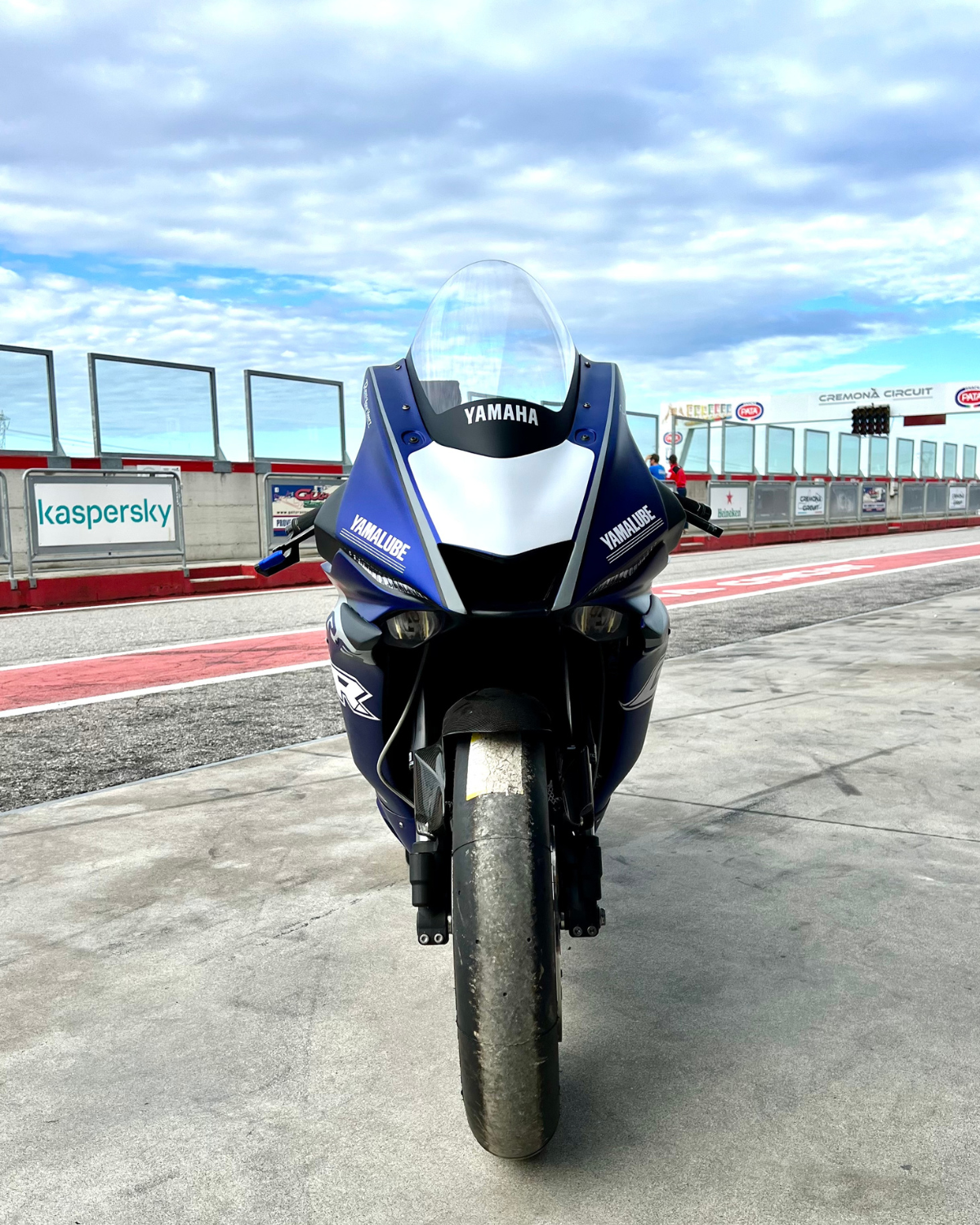 Yamaha R6 GYTR a cremona circuit foto di muso