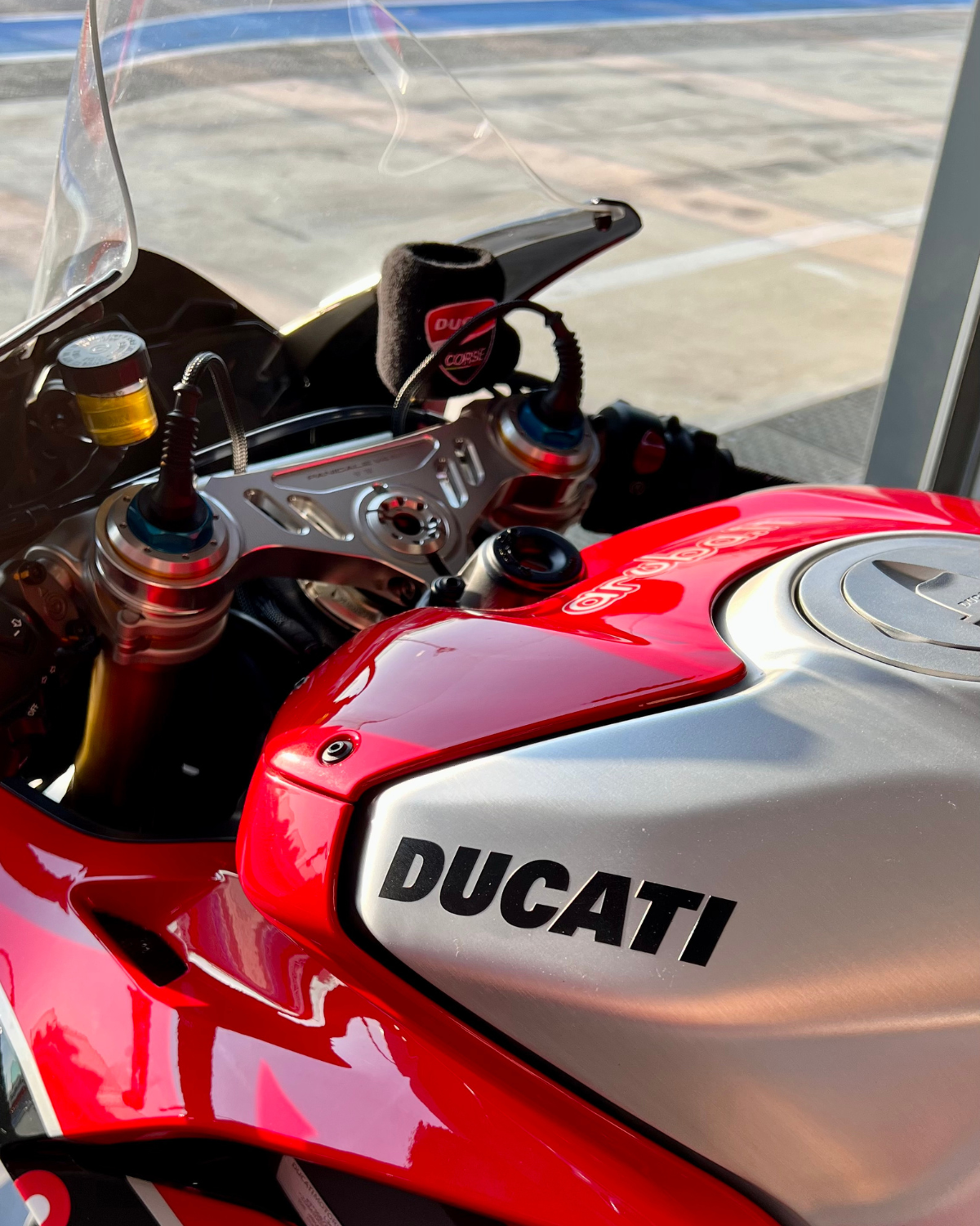 Ducati V4S P foto laterale con serbatoio e manubrio, grafiche superbike