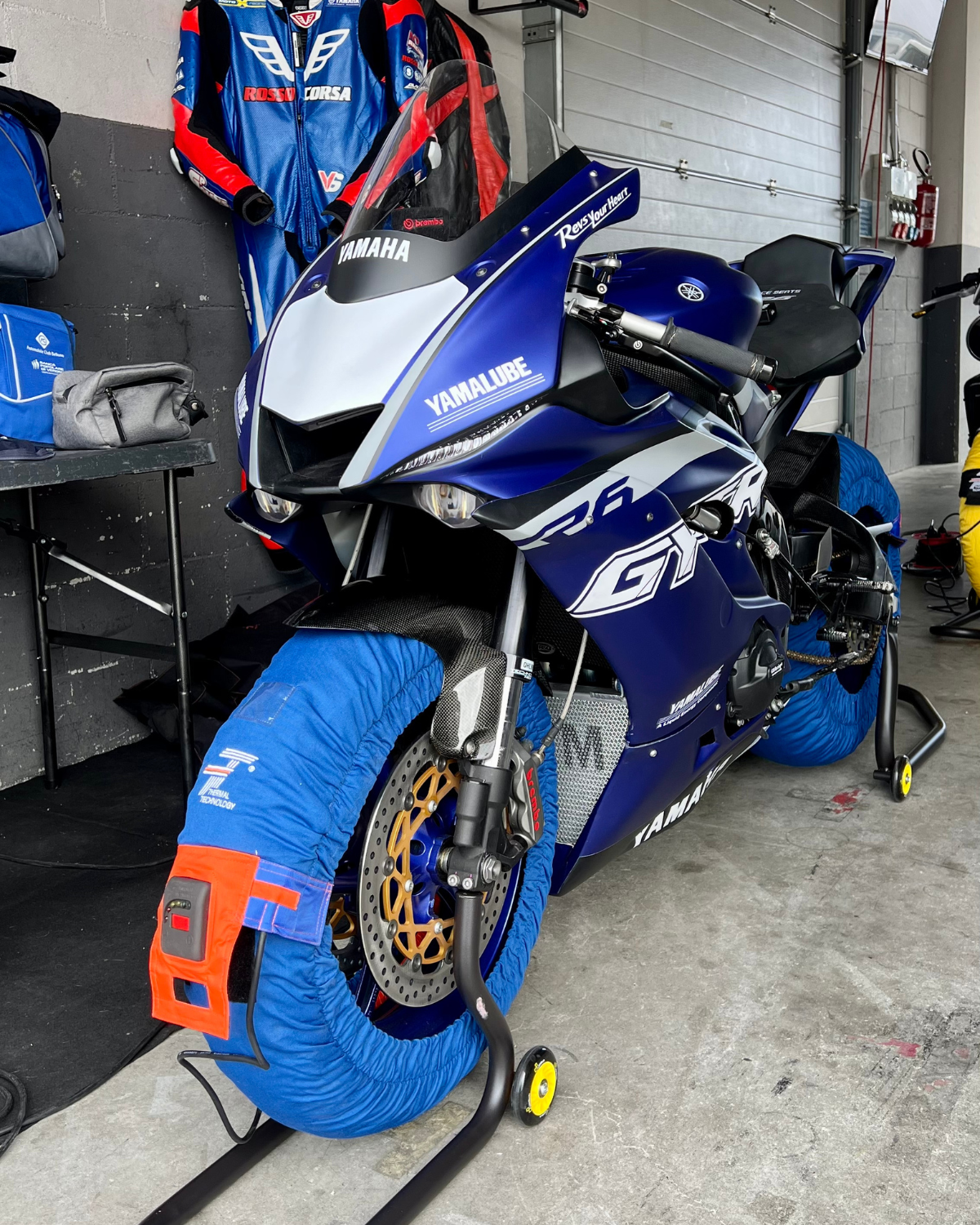 Yamaha R6 GYTR nei box con termocoperte blu