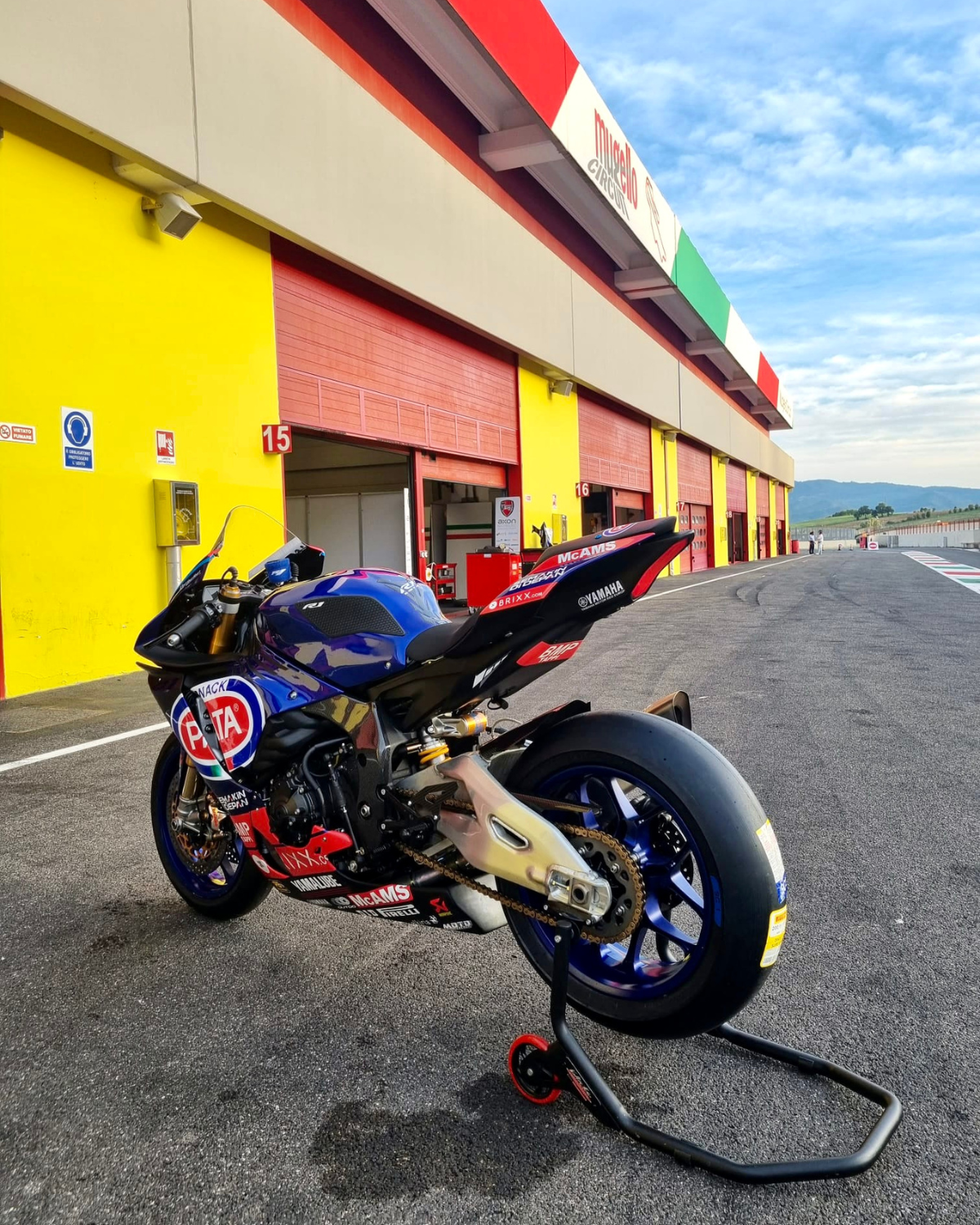 Yamaha R1M replica superbike foto dal lato sinistro al mugello circuit