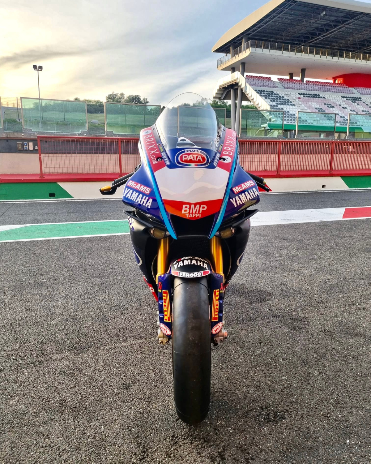 Yamaha R1M foto di muso Mugello Circuit