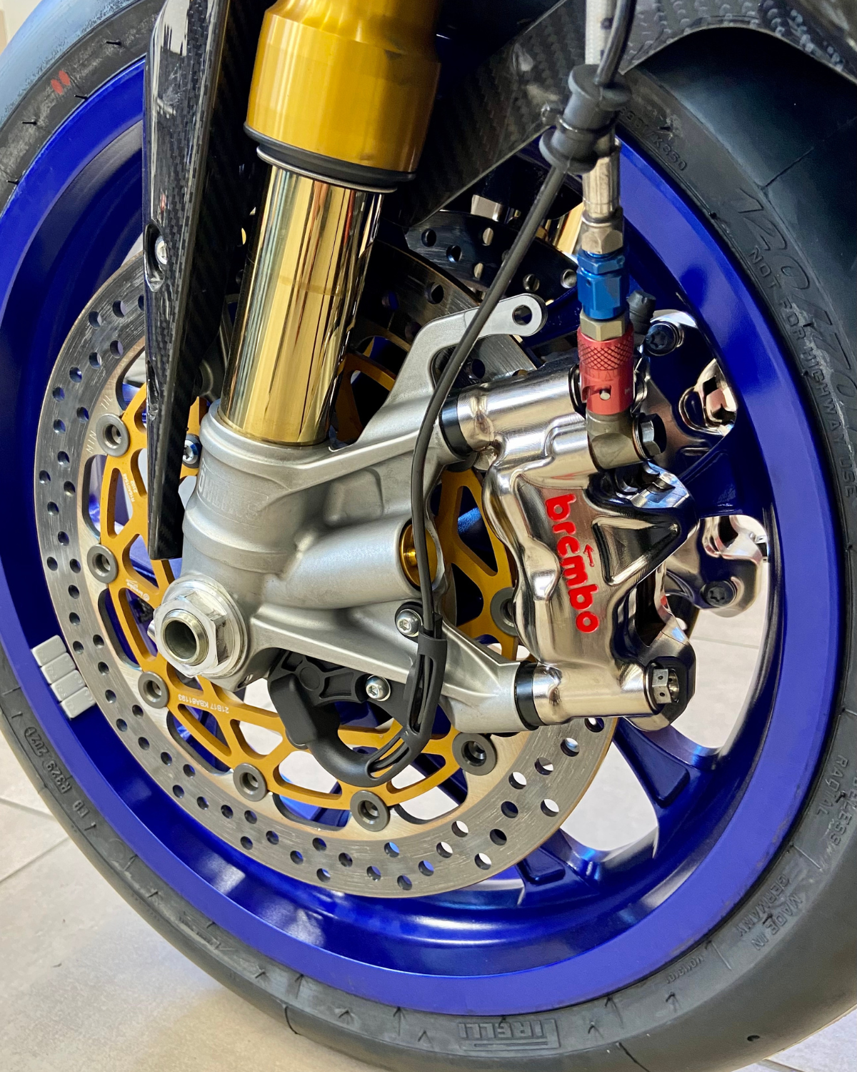 Cerchio anteriore con dischi freno e impianto frenante Brembo montato su Yamaha R1M