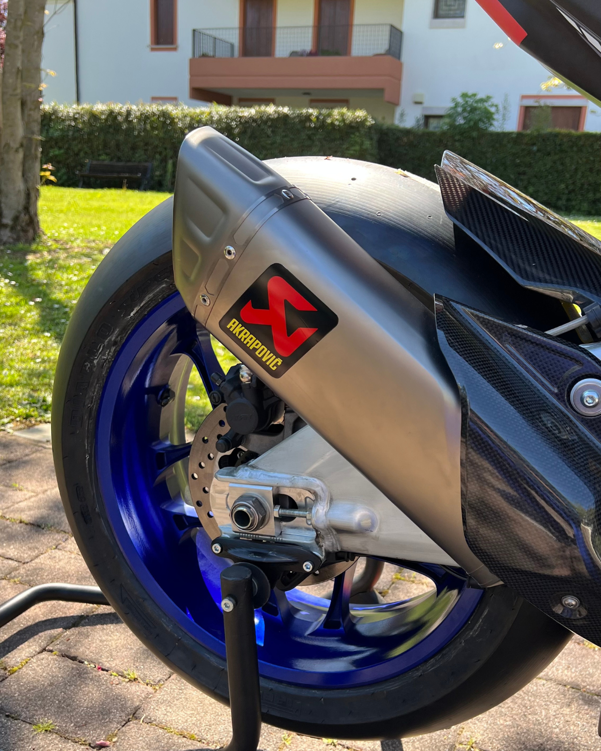 Scarico Akrapovic montato su Yamaha R1M