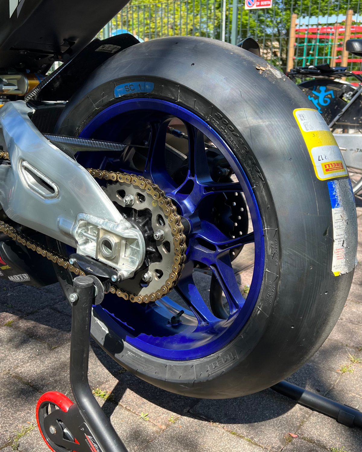 Cerchio posteriore e gomma nuova pirelli Yamaha R1M