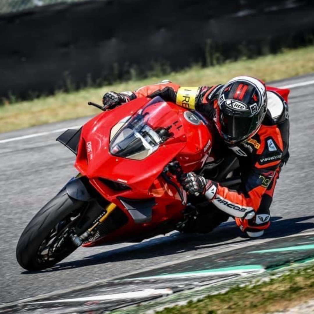 Ducati V4S foto in pista pilota in curva