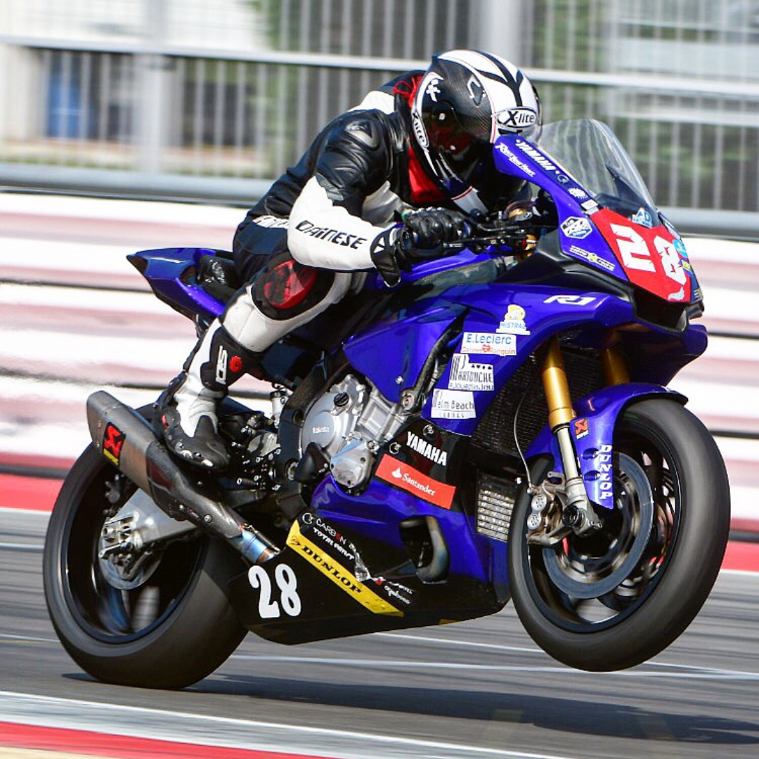 Yamaha R1 in impennata in pista