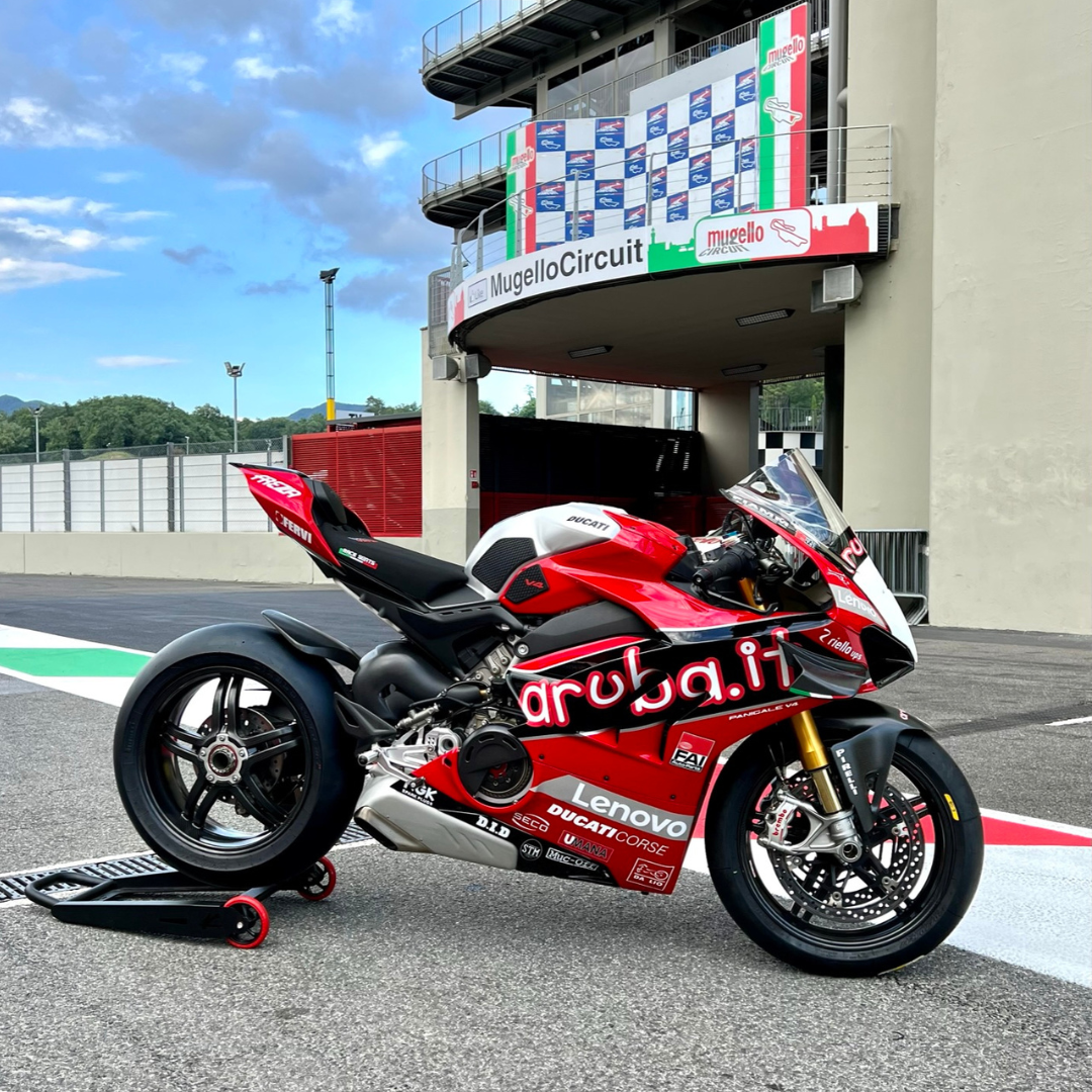 Ducati V4S Panigale di lato ai box di Cremona Circuit