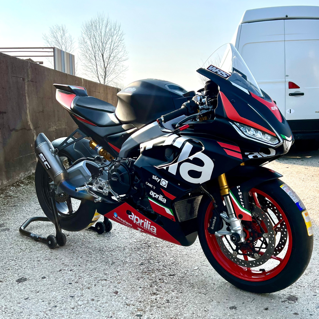 Aprilia RS660 Trofeo lato destro con gomme slick nuove Pirelli