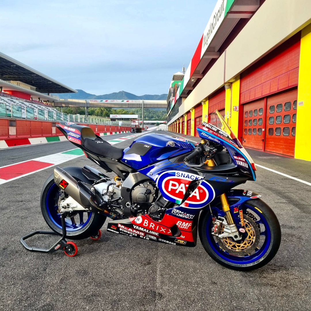 Yamaha R1M grafiche pata in pista al Mugello Circuit