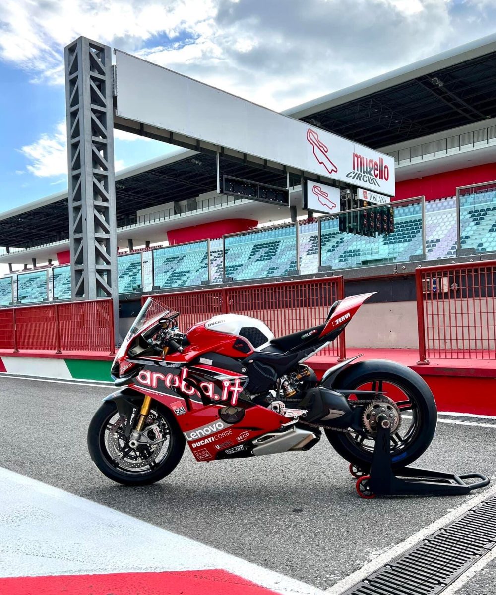 Moto su pista ducati panigale v4s al mugello